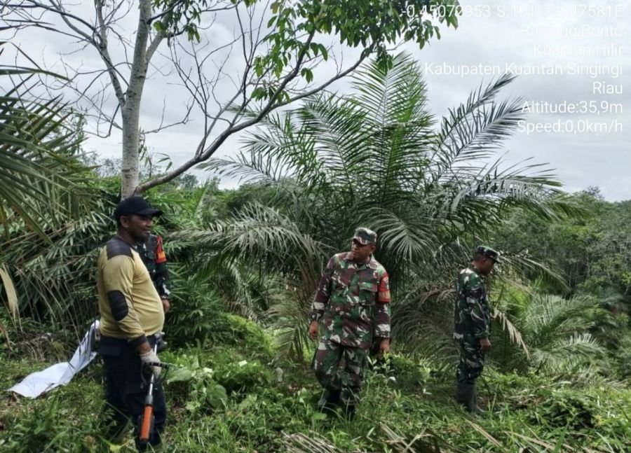 Patroli Rutin Karhutla, Babinsa Ramil 07/KH Ajak Warga Tolak Pembakaran Lahan