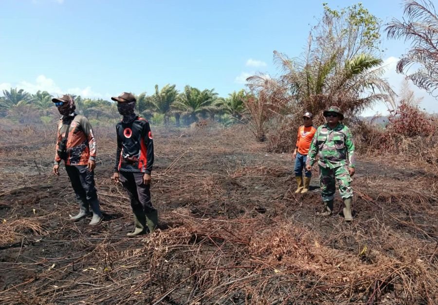 Patroli Senyap Cegah Karhutla, Babinsa dan MPA Sisir Lahan Rawan di Sukarjo Mesim