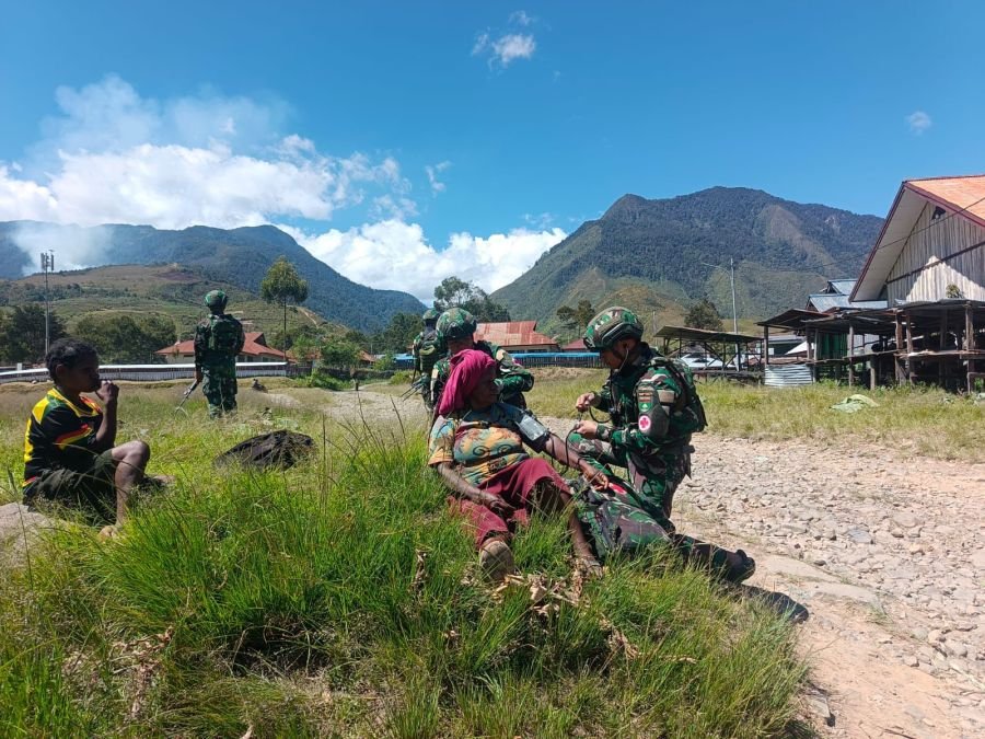 Patroli Simpatik : Satgas Yonif 136/Tuah Sakti Hadirkan Keamanan & Layanan Kesehatan bagi Warga Ilu