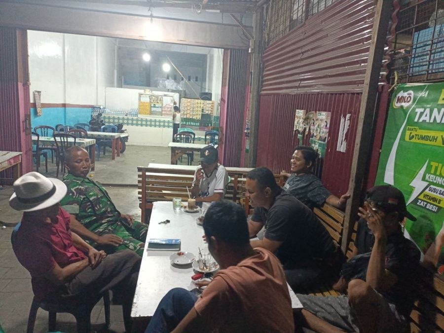 Patroli Siskamling, Babinsa Padang Bulan Perkuat Sinergi Keamanan Bersama Warga