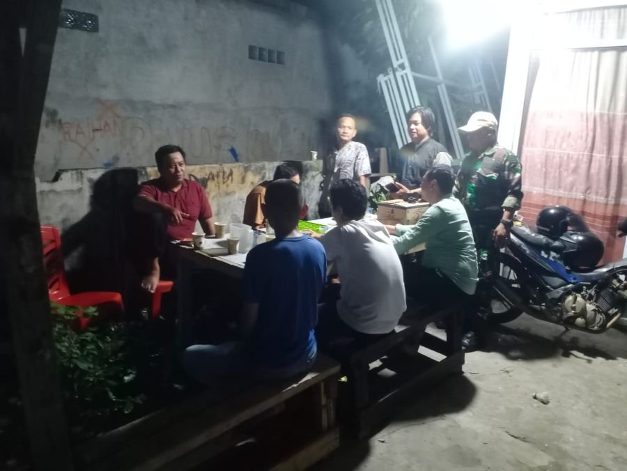 Patroli Siskamling dan Komsos, Babinsa Pererat Kebersamaan dengan Warga