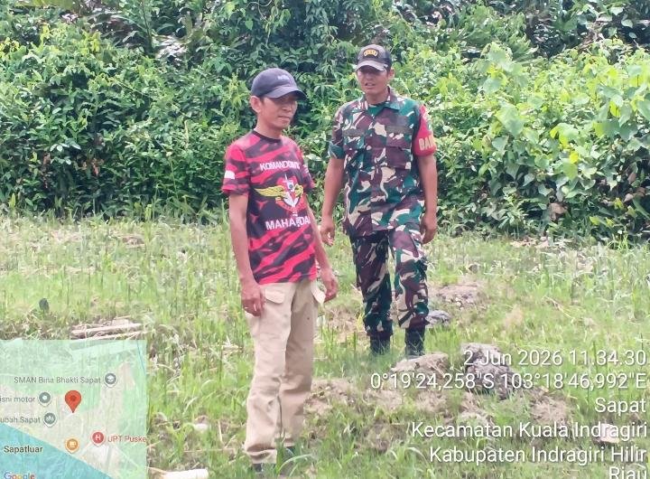 Patroli Tapal Batas, Babinsa 04/Kuindra dan Warga Perkuat Deteksi Dini Karhutla
