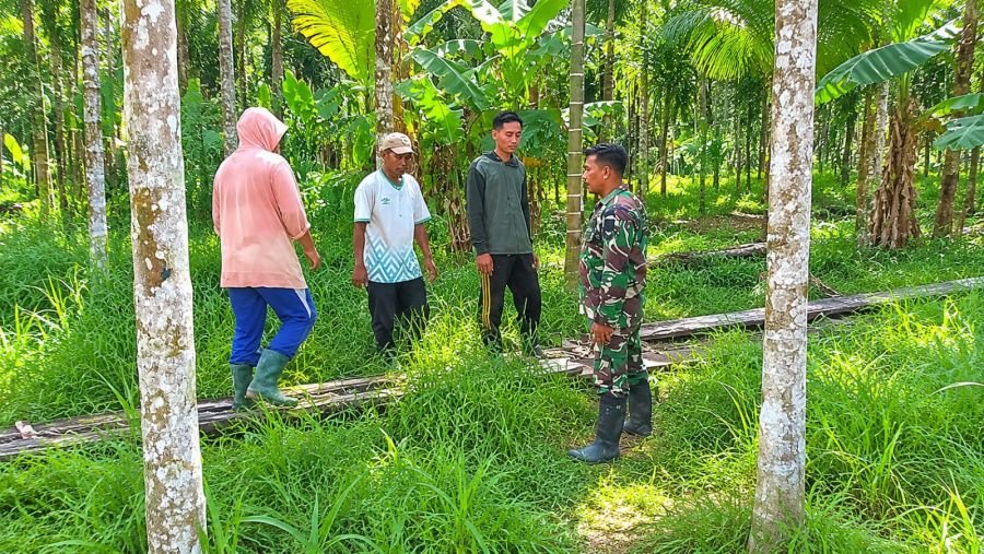Patroli Tapal Batas, Babinsa 07/Reteh Sertu Bendri Gencarkan Edukasi Karhutla