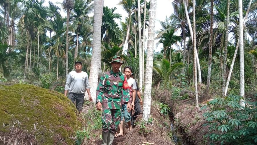 Patroli Tapal Batas, Babinsa 07/Reteh Gandeng Warga Pasenggerahan Untuk Cegah Karhutla