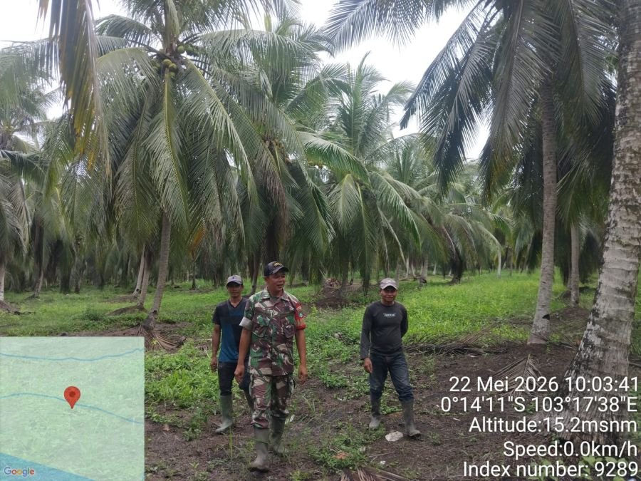 Patroli Tapal Batas, Babinsa Koramil 12/Batang Tuaka Pastikan Wilayah Aman dari Karhutla