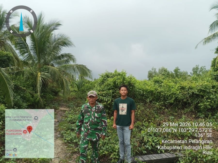 Patroli Tapal Batas, Babinsa Koramil 10/Pelangiran Pastikan Situasi Tetap Kondusif