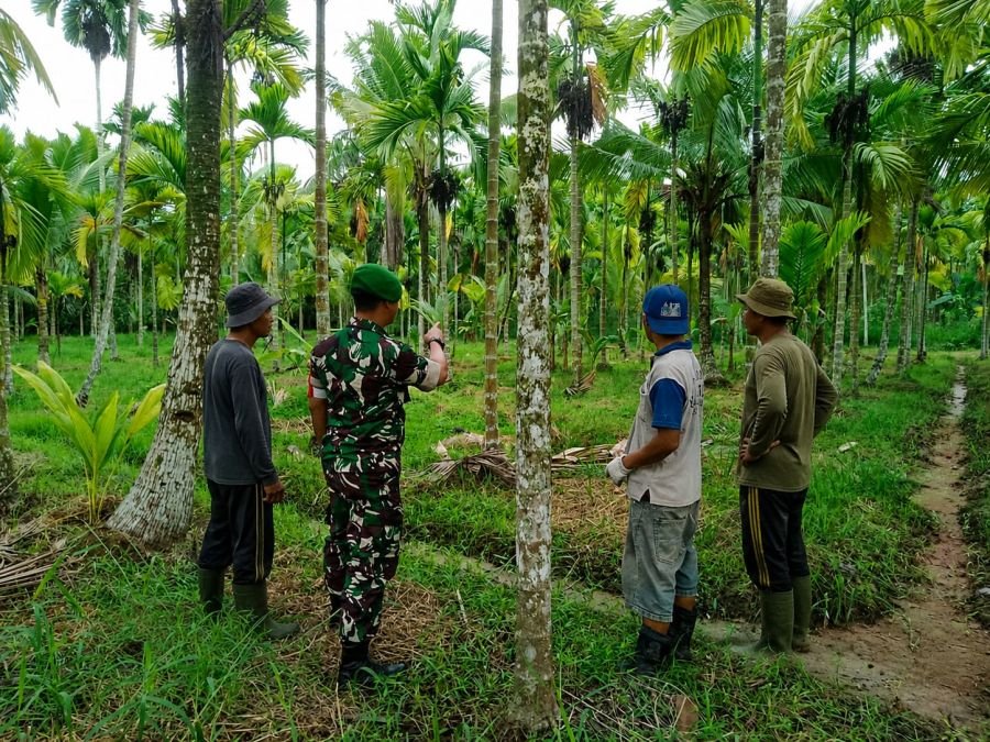 Patroli Tapal Batas: Babinsa Koramil 07/Reteh Sosialisasi Karhutla Di Desa Sanglar