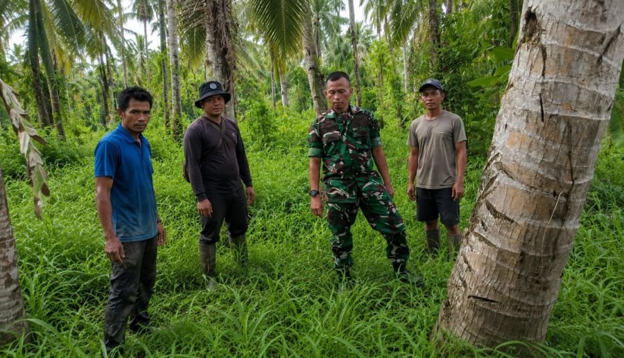 Patroli Tapal Batas Bersama Warga, Serda M. Tahir Gencar Sosialisasi Karhutla