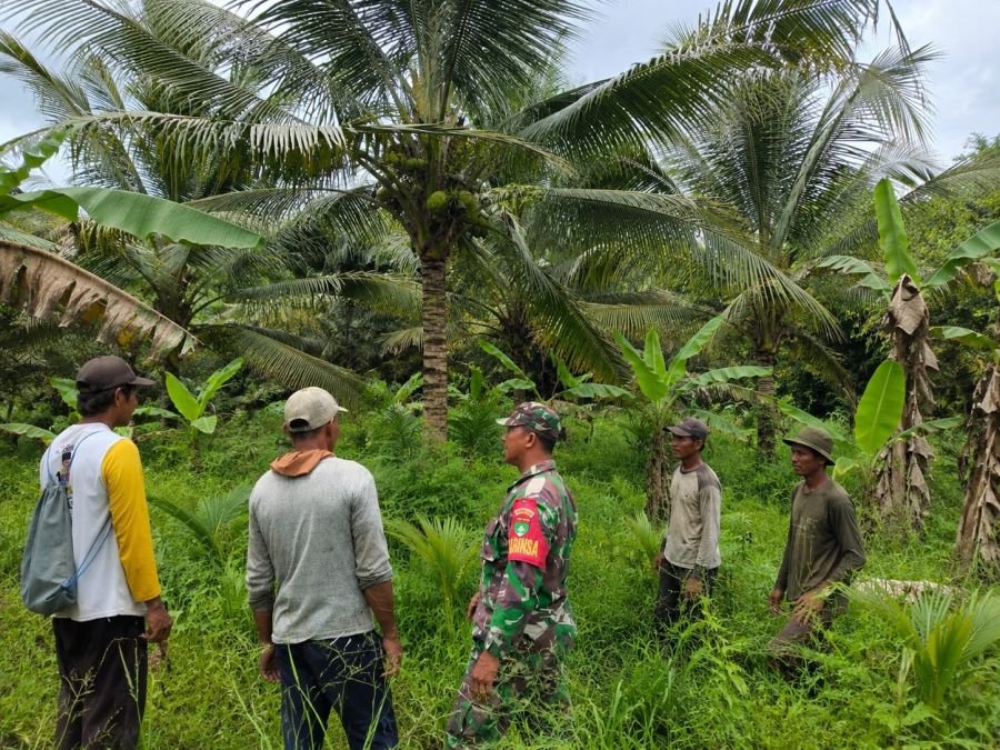 Patroli Tapal Batas dan Sosialisasi Karhutla, Aksi Nyata Babinsa Koramil 07/Reteh di Lapangan