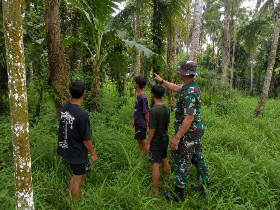 Patroli Tapal Batas Desa Sanglar Aman, Babinsa 07/Reteh Edukasi Bahaya Karhutla