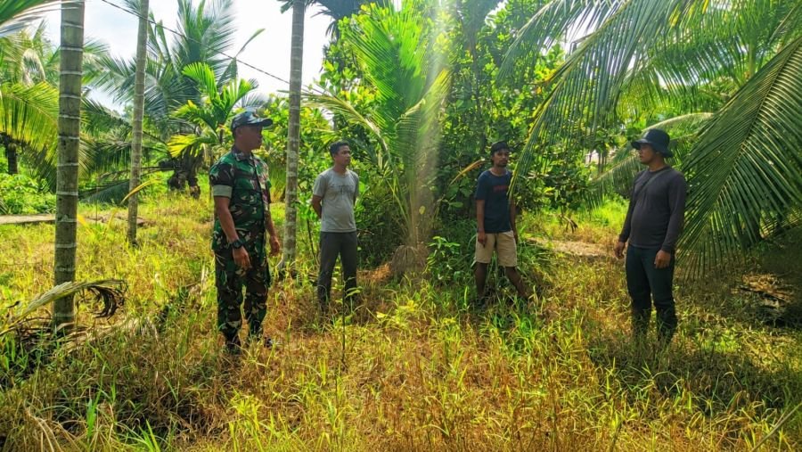 Patroli Tapal Batas di Pulau Ruku, Babinsa 07/Reteh Pastikan Wilayah Aman Dari Karhutla