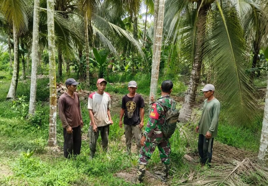 Patroli Tapal Batas di Sanglar, Babinsa 07/Reteh Jaga Desa Bebas Karhutla