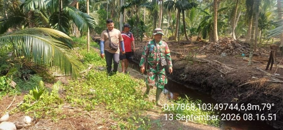 Patroli Tapal Batas Pagi di Kelurahan Pelangiran: TNI dan Warga Pastikan Wilayah Aman dari Karhutla