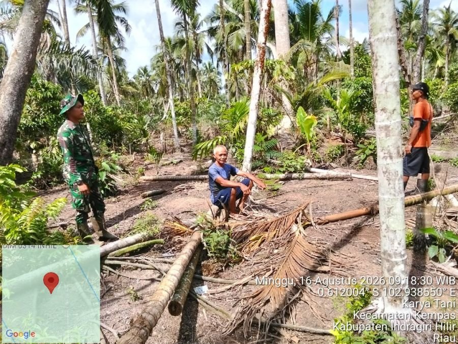 Patroli Tapal Batas Rutin, Babinsa 03/Tpl Ajak Warga Waspadai Karhutla