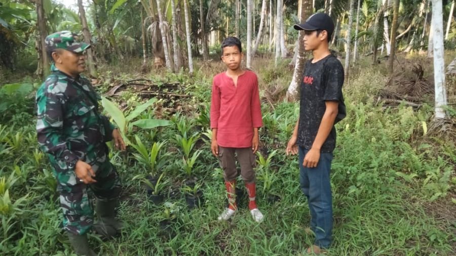 Patroli Tapal Batas Sertu Dodi Eka Putra Pastikan Wilayah Kelurahan Pelangiran Bebas Karhutla
