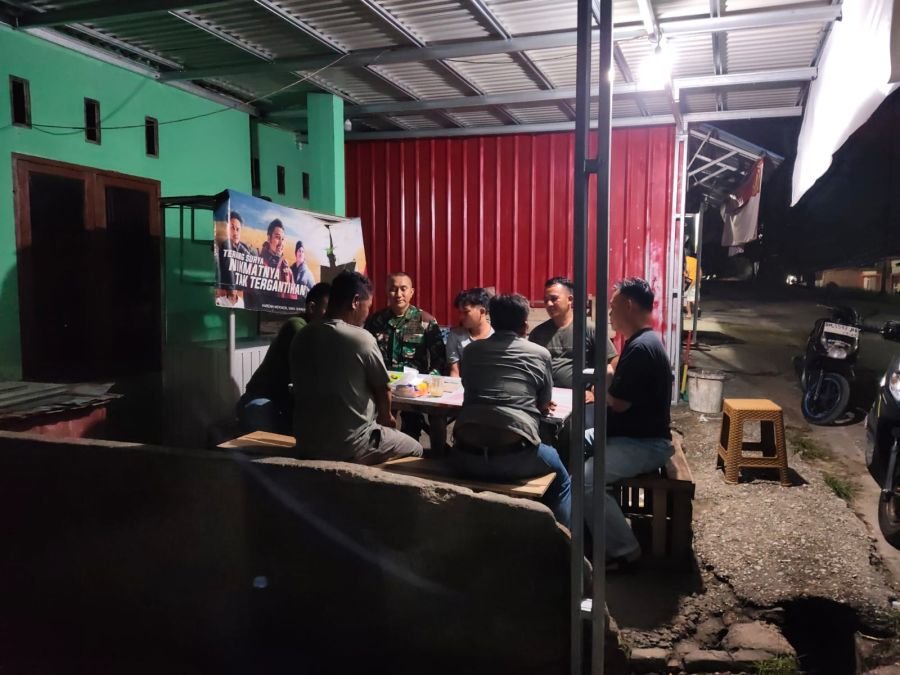 Patroli Tengah Malam, Babinsa Koramil 04/Lph Suntik Semangat Warga Jaga Pos Kamling
