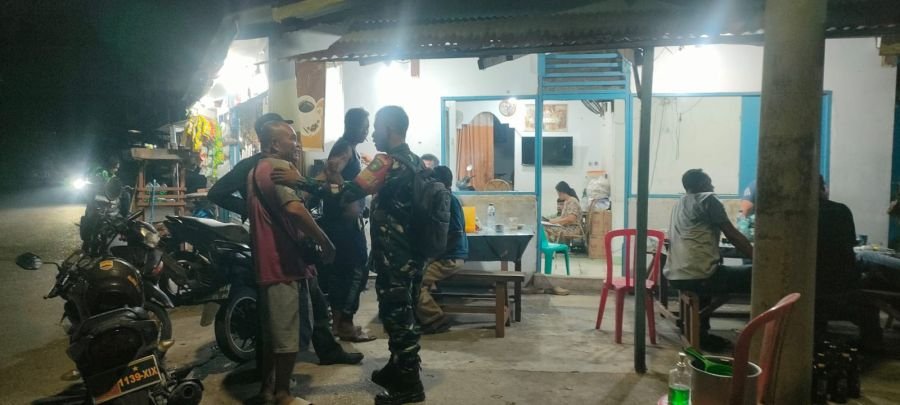 Patroli Tengah Malam, Babinsa Tanjung Rhu Sisir Permukiman dan Ingatkan Warga Waspada Curanmor