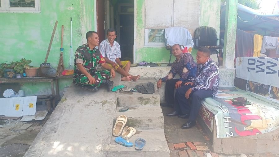 Patroli Wilayah, Babinsa Meranti Pandak Ingatkan Warga Waspada Banjir dan Jaga Drainase