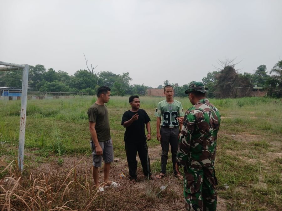 Patroli Wilayah, Babinsa Sukajadi Ingatkan Pemuda Bahaya Pembakaran Lahan