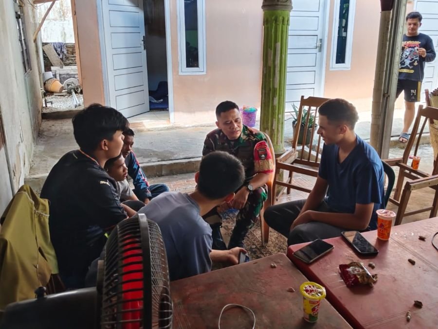 Patroli Wilayah dan Komsos, Babinsa Rumbai Dorong Warga Ciptakan Lingkungan Aman dan Kondusif