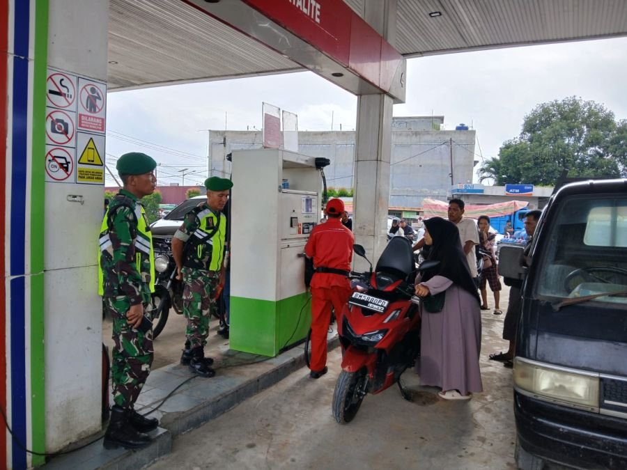 Patroli Wilayah, Personel Koramil 0321-03/Bgs Rohil Sasar SPBU dan Pusat Perekonomian 