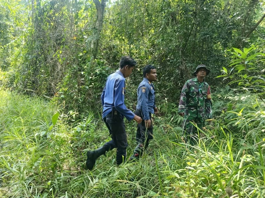 Patuhi Lahan Rawan Bencana, Babinsa 04/Rupat dan Sertu P Hutapea sisir Desa Pangkalan Nyirih