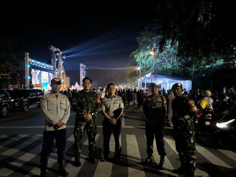 Pawai Obor Gemerlap Warnai Jalan Sultan Syarif Kasim, Babinsa Koramil 04/Lph Pastikan Perayaan Aman