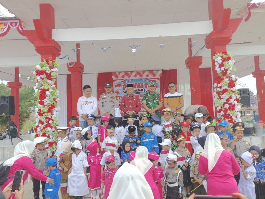 Pawai TK Semarak, Babinsa Bunut Dampingi Kemeriahan Anak-anak