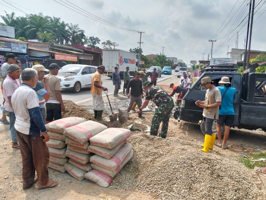 Peduli Akses Publik, Danramil 05/Rimba Melintang Bersama Warga Gotong Royong Perbaiki Jalan.
