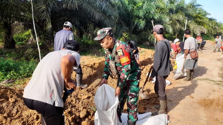 Peduli Fasilitas Publik, Warga Bagan Punak Pesisir dan Babinsa Kompak Perbaiki Akses Jalan