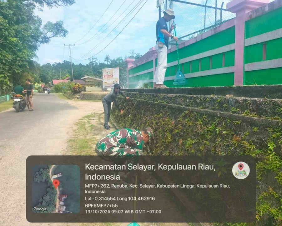 Peduli Fasilitas Umum, Babinsa Desa Selayar Bersama Warga Bersihkan Lapangan Voli Tanjung Tunggal