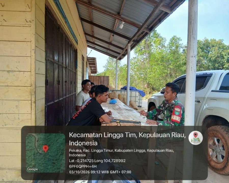Peduli Fasilitas Umum, Babinsa Koramil 05/Daik Himbau Pedagang Jaga Kebersihan