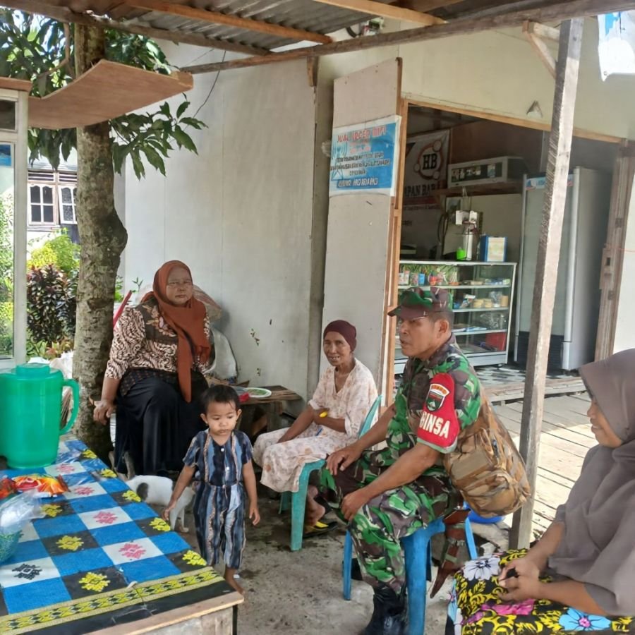 Peduli Kebersihan, Babinsa 01/Tbh Serka Surung Simbolon Ingatkan Warga Jaga Lingkungan Sehat