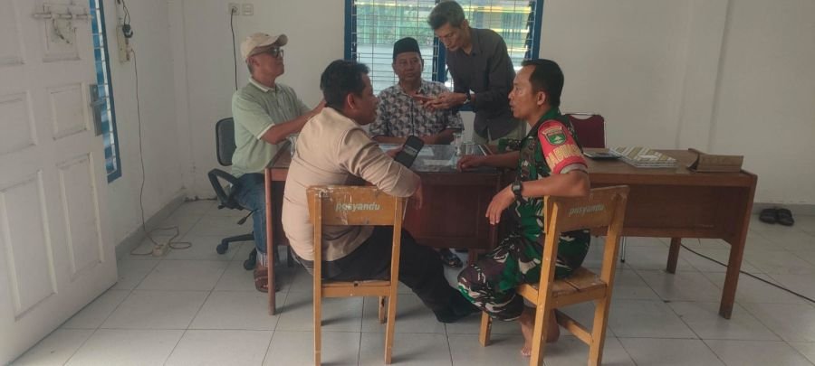 Peduli Kebersihan Lingkungan, Babinsa Tanjung Rhu Ajak Warga Mulai dari Kebiasaan Sederhana