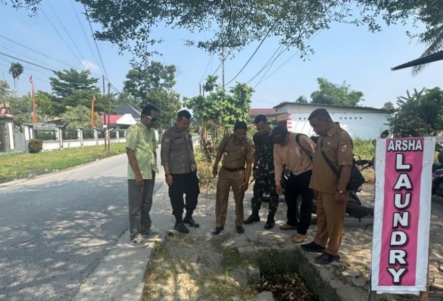 Peduli Keluhan Warga, Babinsa Tangkerang Labuai Dorong Pemasangan Gorong-Gorong
