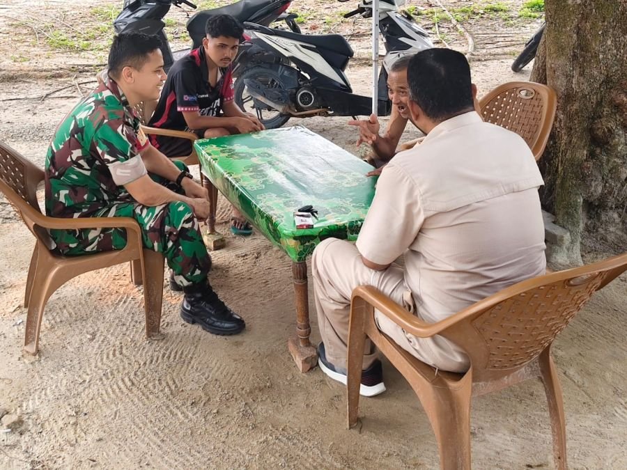Peduli Kesehatan dan Keamanan Warga, Babinsa Lembah Damai Sambangi Masyarakat Lewat Patroli Komsos