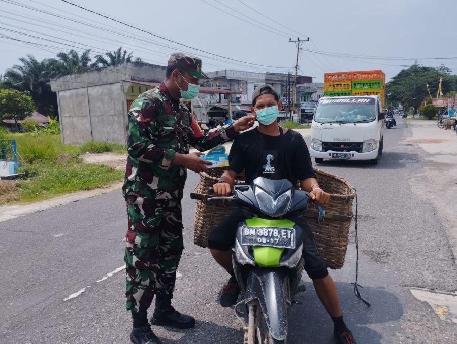 Peduli Kesehatan Masyarakat, Koramil 05/Bukit Batu Turun ke Jalan Bagikan Masker