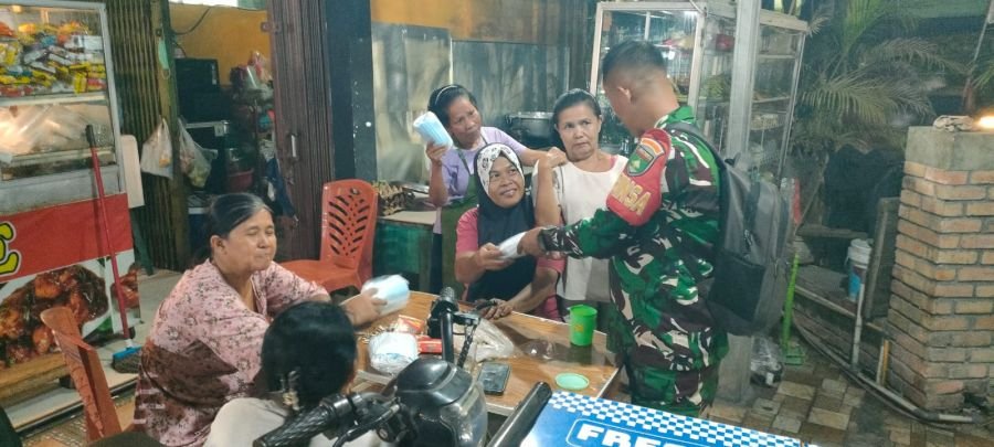 Peduli Kesehatan Warga, Babinsa Koramil 04/Lph Bagikan Masker di Tengah Musim Kemarau
