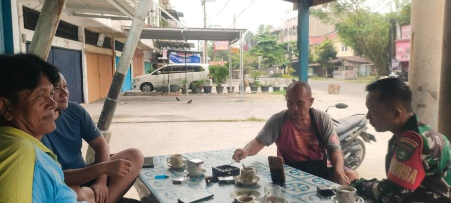 Peduli Kesehatan Warga di Musim Kemarau, Babinsa Koramil 04/Lph Ajak Masyarakat Jaga Kebersihan Ling