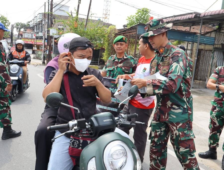 Peduli Kesehatan Warga, Kodim 0301/Pekanbaru Bagikan Masker di Tengah Kabut Asap