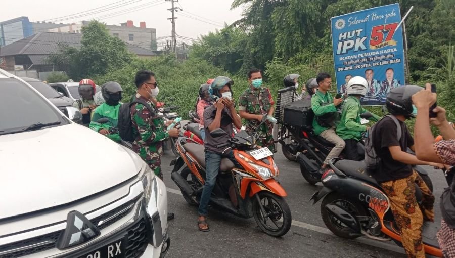 Peduli Kesehatan Warga, Koramil 03/Senapelan Bersama Forkopimcam Payung Sekaki Bagikan Masker