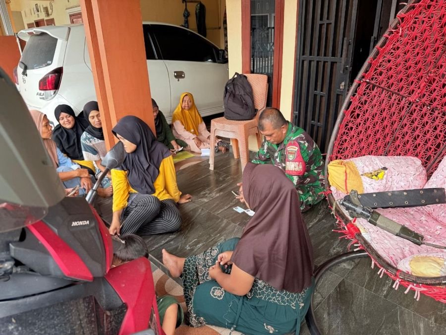 Peduli Kesejahteraan Warga, Babinsa Air Hitam Turun Langsung Lakukan Pendataan Perlinsos