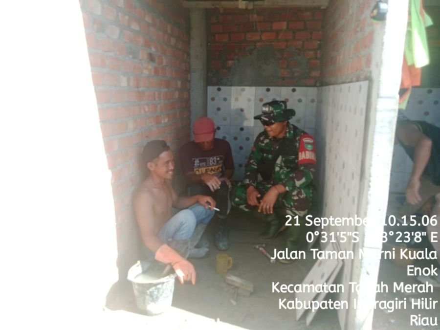 Peduli Keselamatan Warga, Babinsa Kuala Enok Himbau Utamakan Kebersihan dan Safety Saat Bekerja