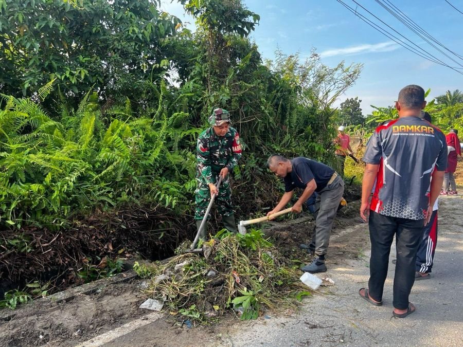 Peduli Lingkungan, Babinsa Koramil 05/Sail Ajak Warga Bersihkan Saluran Air