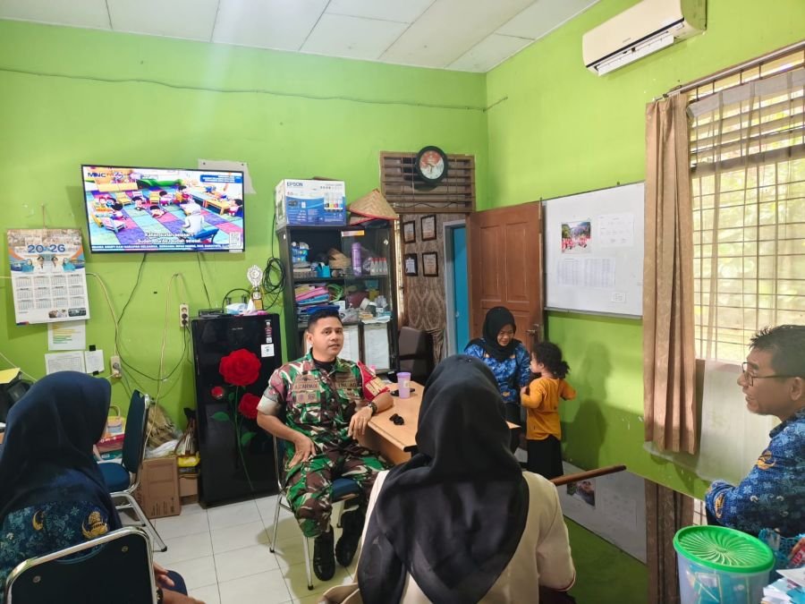 Peduli Lingkungan, Babinsa Lembah Damai Ajak Warga Cegah Pembakaran Sampah dan Tingkatkan Kesiapsiag