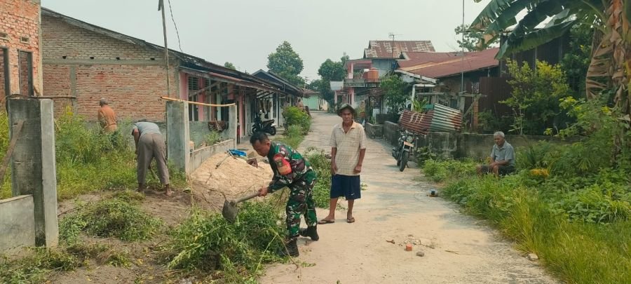 Peduli Lingkungan, Babinsa Tanjung Rhu Ajak Warga Jaga Kebersihan dan Perkuat Semangat Gotong Royong