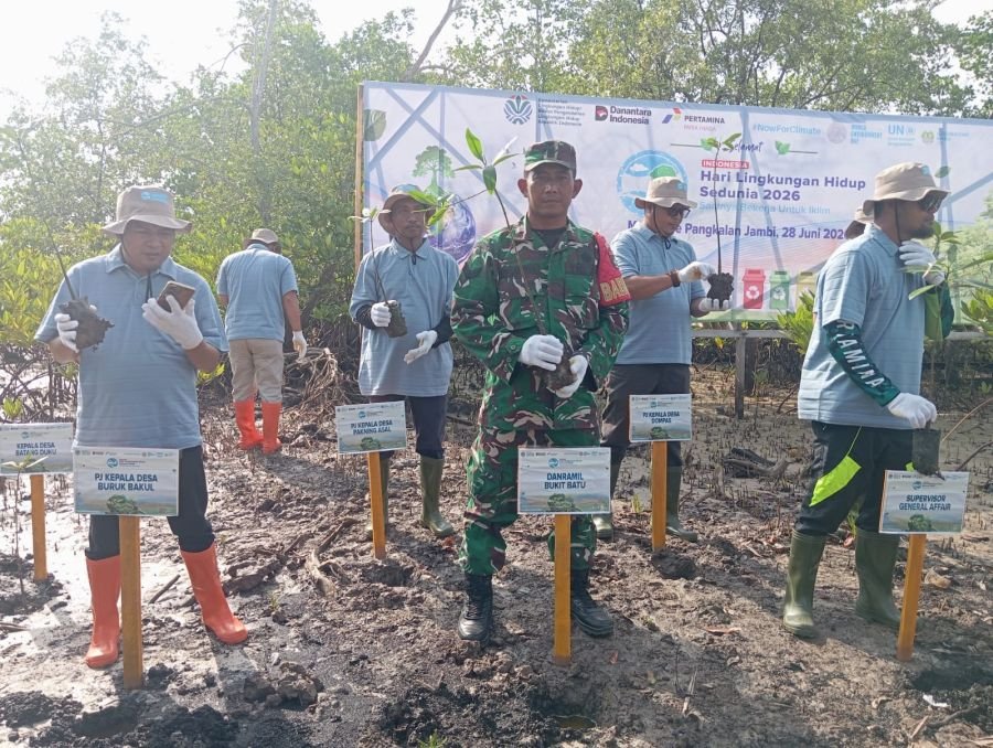 Peduli Lingkungan, Koramil 05/Bukit Batu Ambil Bagian dalam Aksi Bersih Pantai dan Tanam Mangrove