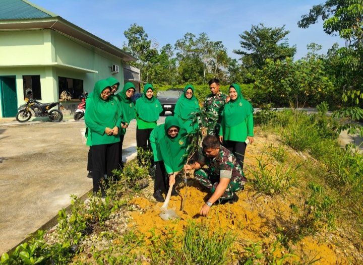 Peduli Lingkungan, Koramil 07 Tenayan Raya Gelar Penanaman Pohon di HUT Persit Ke-80