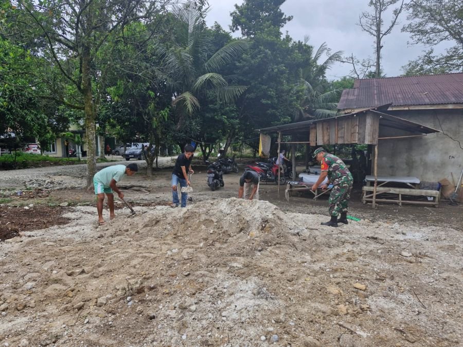 Peduli Masyarakat, Babinsa Koramil 07/Kampar Gotong Royong Bangun Mushollah