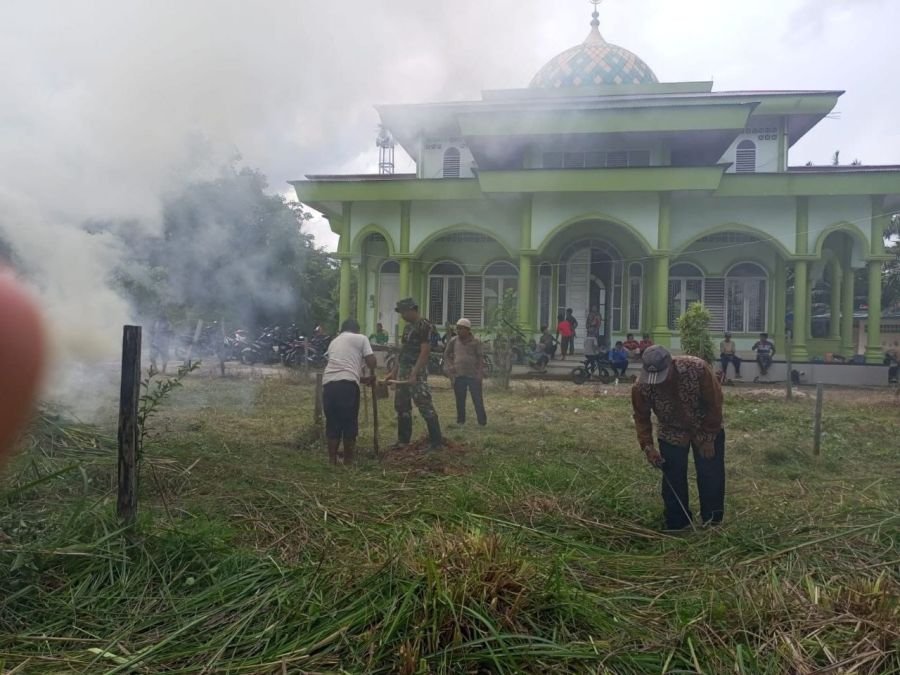 Peduli Rumah Ibadah, Babinsa dan Warga Bersihkan Masjid Sungai Keranji